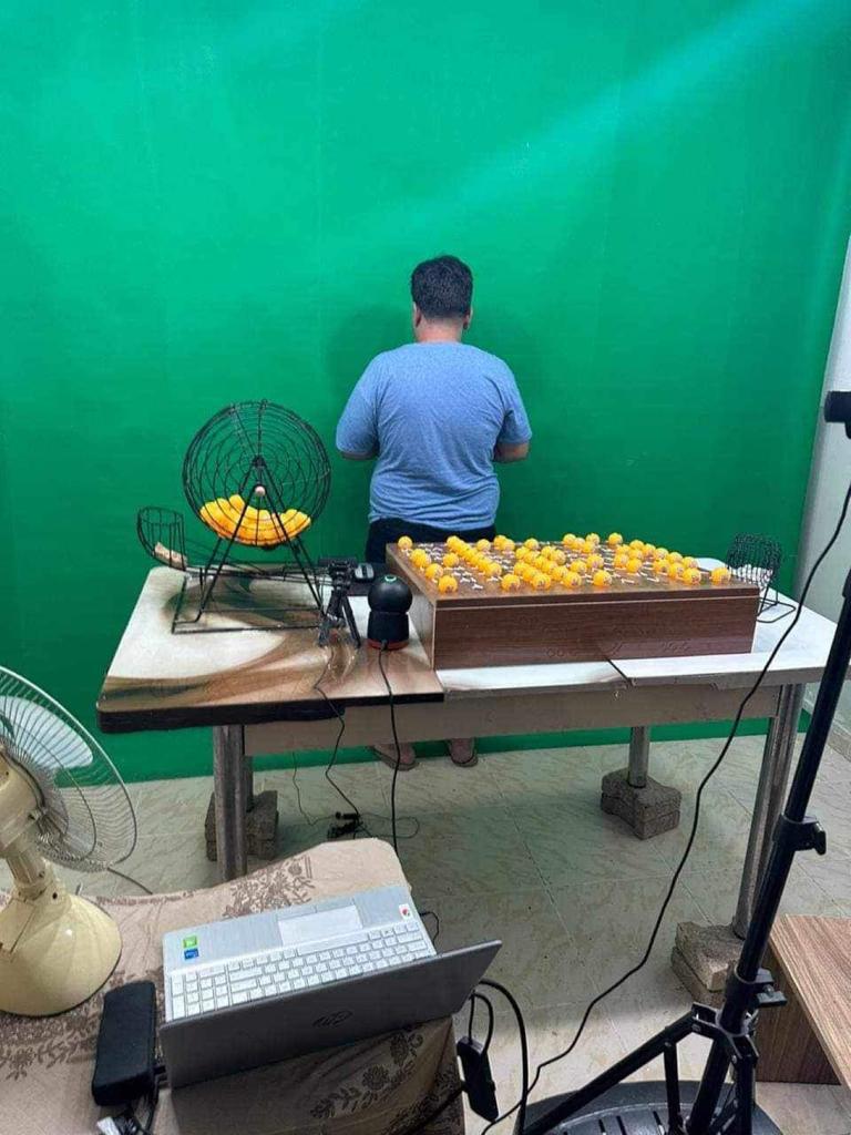 وێنەی ئەو تۆمەتبار و کەلوپەلانەی دەستیان بەسەردا گیراوە (وێنە: بەڕێوەبەرایەتیی گشتیی ئاسایشی هەولێر)